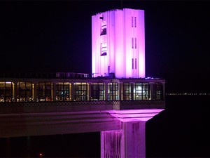“Outubro Rosa” colore Elevador Lacerda, em Salvador, nesta terça