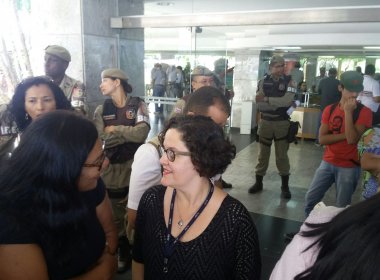 Policiais impedem entrada de servidores na AL-BA contrários a mudança em licença-prêmio
