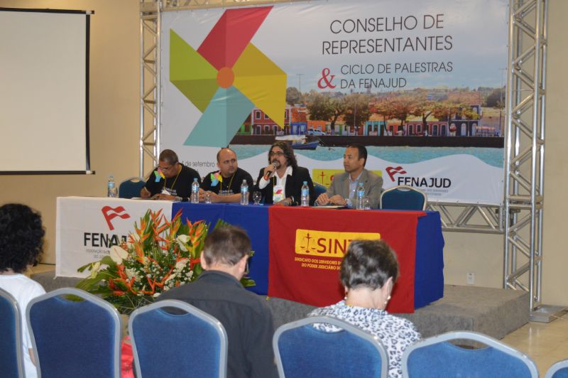 3ª edição do Conselho de Representantes da Fenajud começa com palestra sobre política