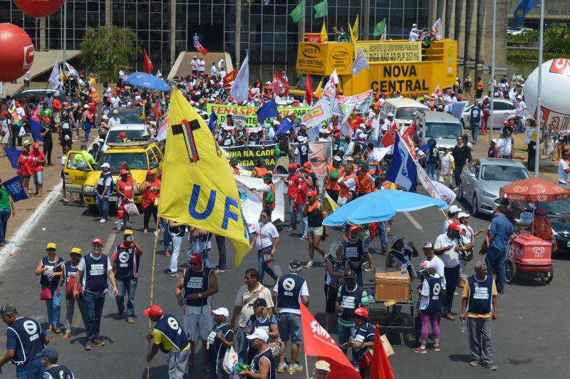 Marcha dos servidores reúne mais de 7 mil pessoas no centro de Brasília