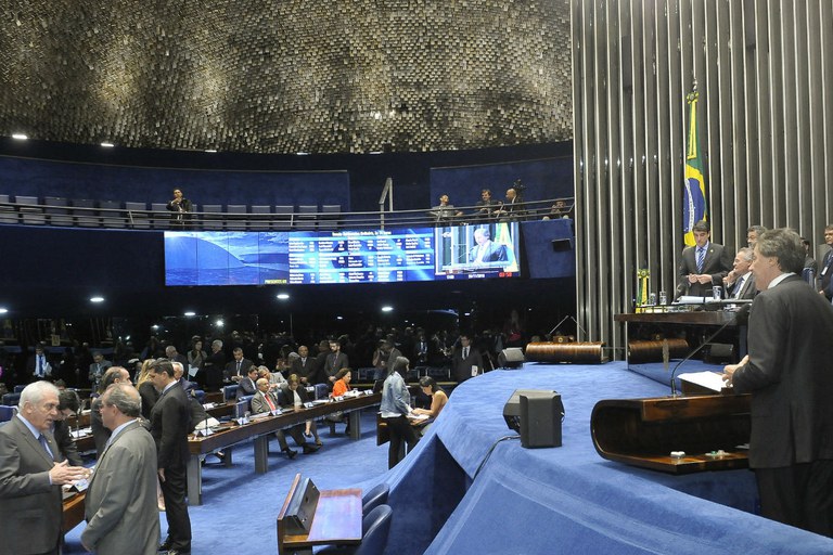 Senado aprova em primeiro turno PEC 55, que congela gastos sociais