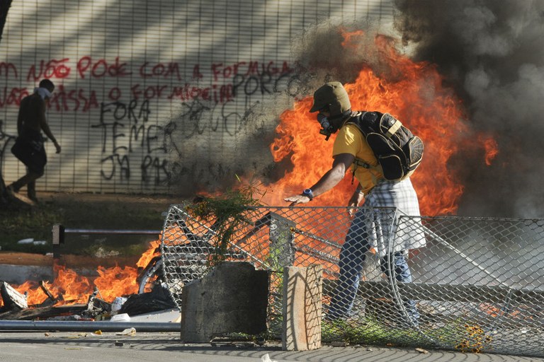 Mídia vandaliza cobertura de ato e legitima uso de Exército por Temer