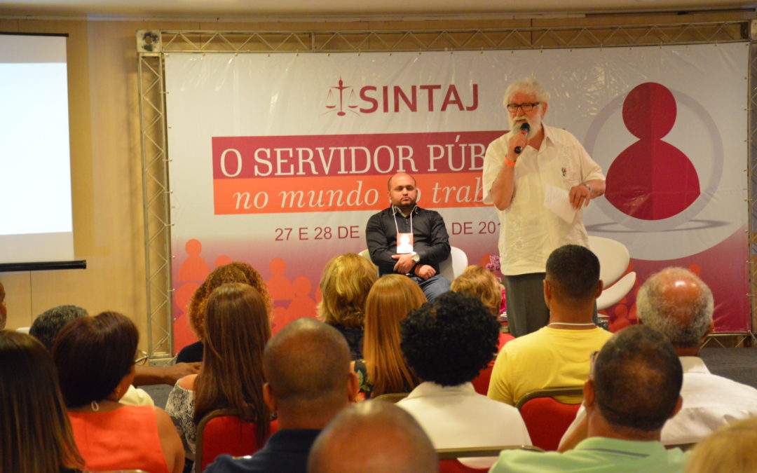 ‘A nossa democracia é mais uma farsa do que uma realidade’, afirma Leonardo Boff