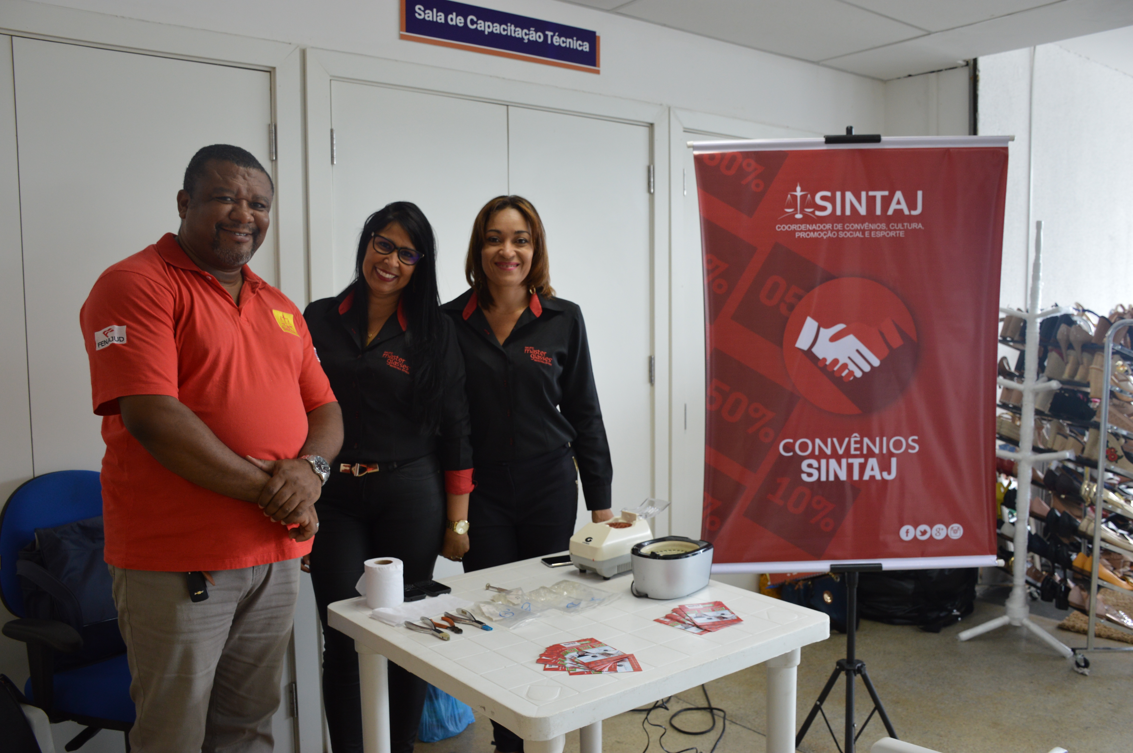 SINTAJ realiza ação em parceria com Óticas Opção