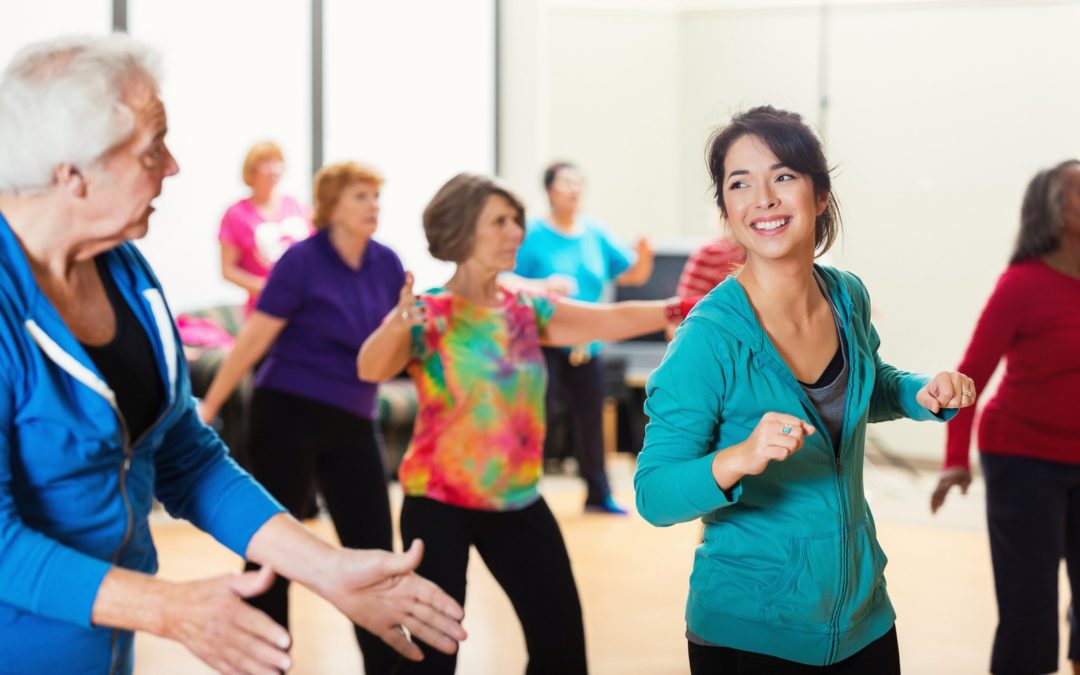 Exercício aeróbico completo, dança de salão melhora movimentos e equilíbrio