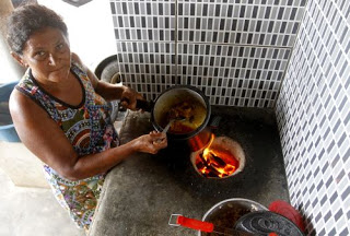 Famílias no Ceará voltam a usar carvão após alta do gás