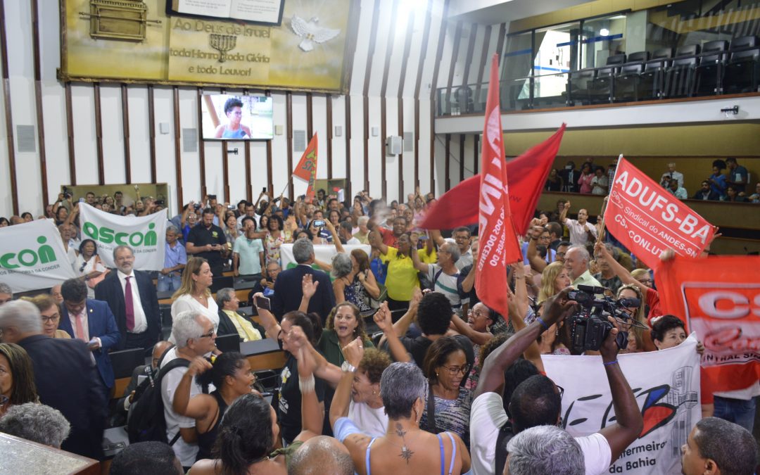 Trabalhadores ocupam plenário da Alba