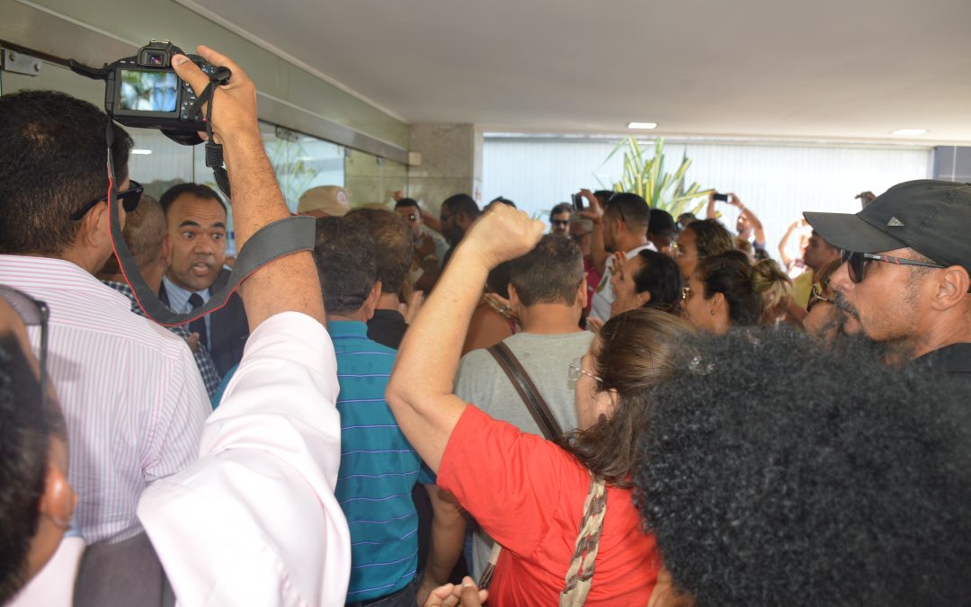 Deputados aprovam aumento da alíquota e ignoram intenso protesto dos trabalhadores